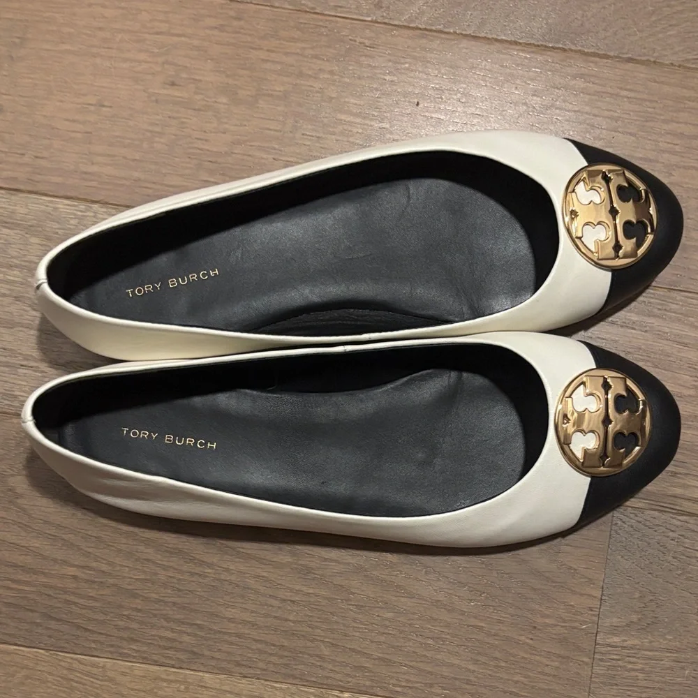 Tory Burch Chelsea ivory and Black gold Logo cap Toe Ballet Flats - Picture 3 of 7